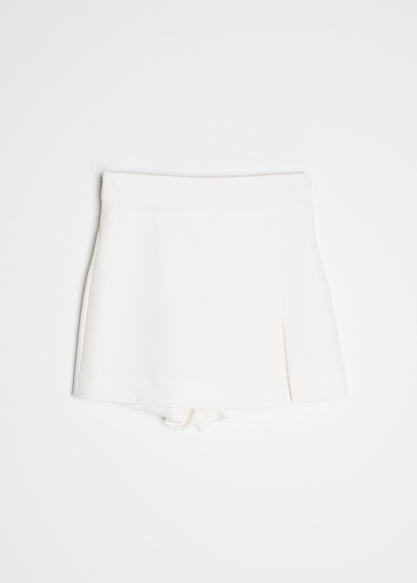 SHORT CON ABERTURA
