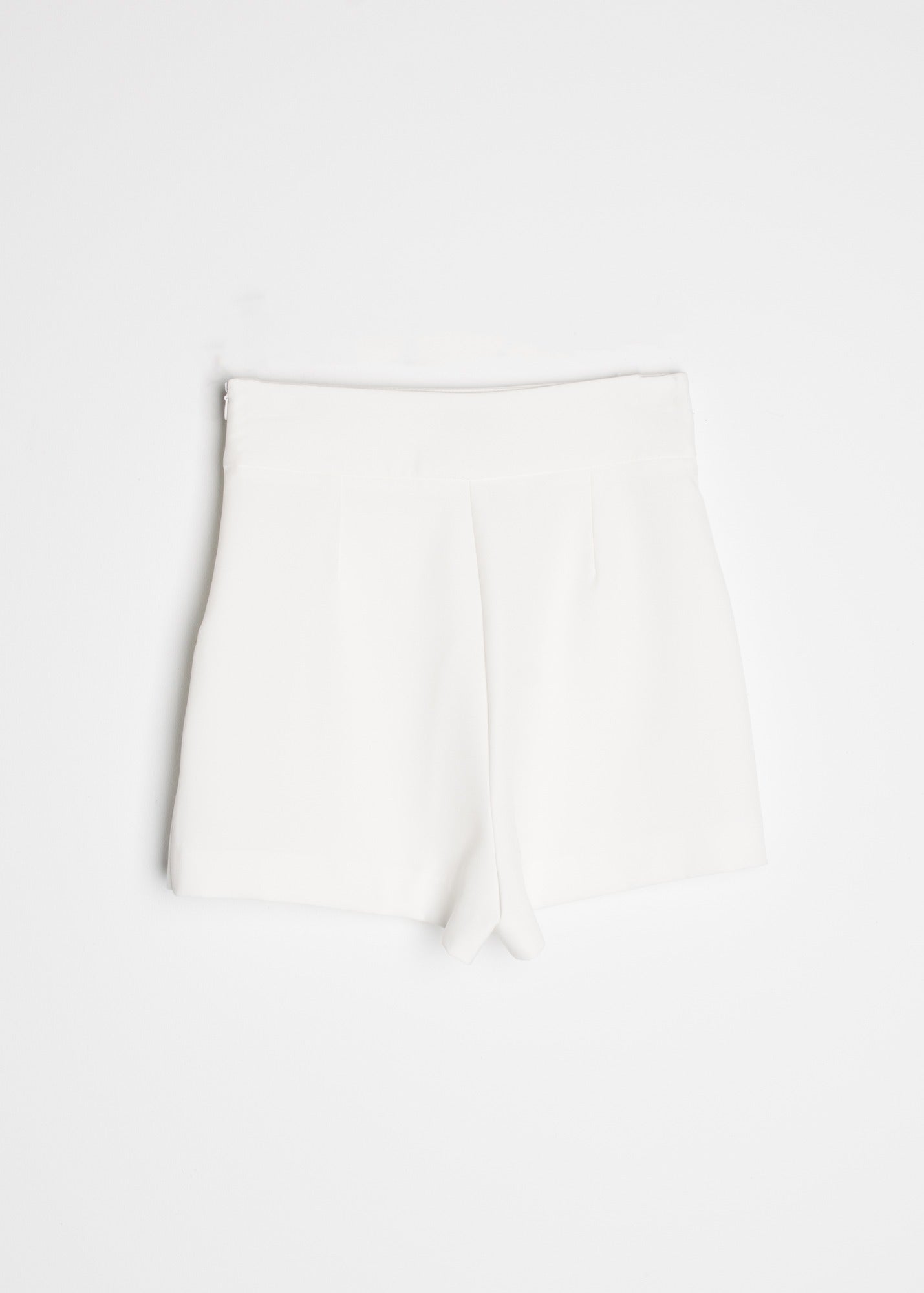 SHORT CON ABERTURA